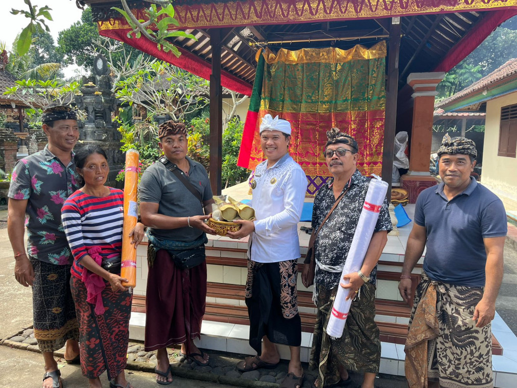 Perbekel Abiansemal Dauh Yeh Cani Menyerahkan Bantuan Penunjang Penguburan